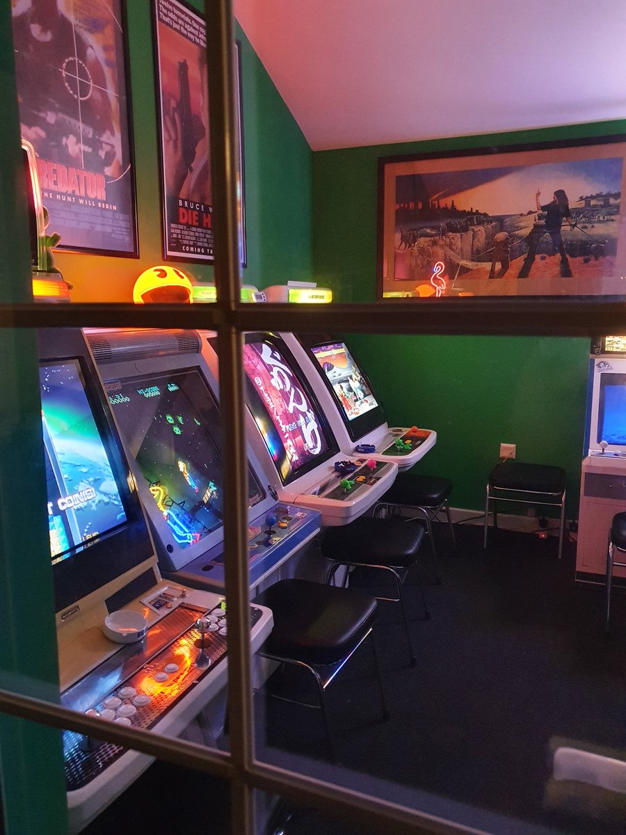 MilkmanHero's tweet photo. Always a work in progress, but here's the arcade setup right now as seen through the door. #retrogaming #newastrocity #atomiswavesd #taitocanary #newnetcity #mvsu4 https://t.co/8IIalKmLKD