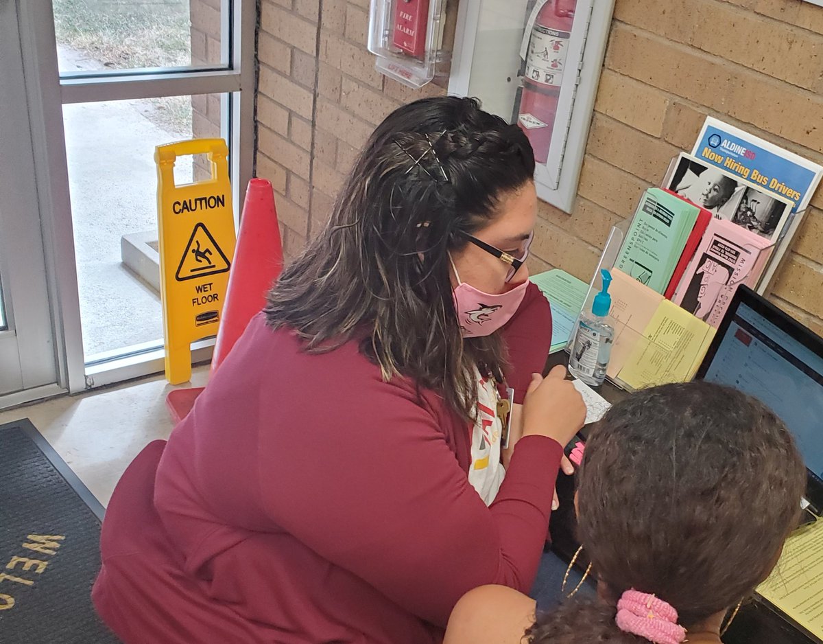 nparedes2000's tweet image. All hands on deck! Thank you, Ms. Molina for helping one of our @BlackES_AISD parents navigate Schoology. #GoBulldogs #StayLinked @AldineISD
