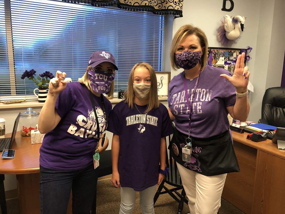 PrincipalSBlev's tweet photo. What do you do when a parent tells you her daughter wants to go to @TarletonState when she goes to college. You get her a shirt and tell her you will take her on a tour!  #KISDCollegeColors @TarletonPrez @TarletonAlum https://t.co/Yav7WqI3qw