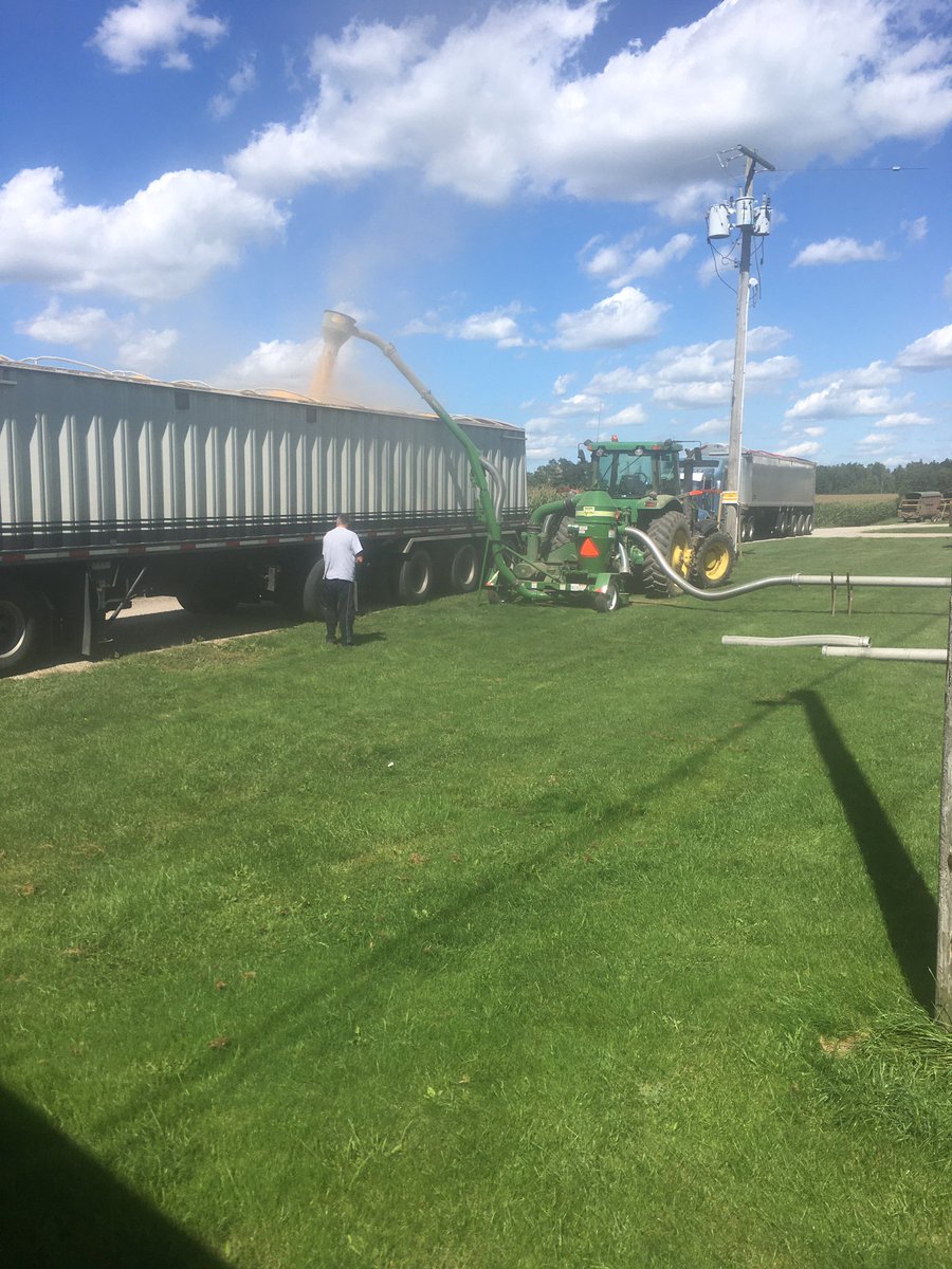 Trevorpennings's tweet photo. Been a busy day finished #4thcut spread manure and fertilizer and loaded a couple loads of corn https://t.co/qGAoLQhAn2