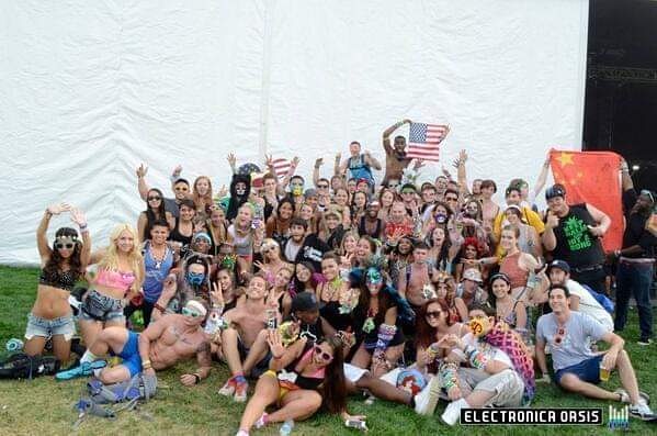 Flyree's tweet image. This just popped up on my Facebook memories. It's been 7 years since this picture was taken at @electriczoony 
I can't believe we pulled it off! All of Twitter, at the time, coming together in one place after years of following and talking to each other online. It was incredible.