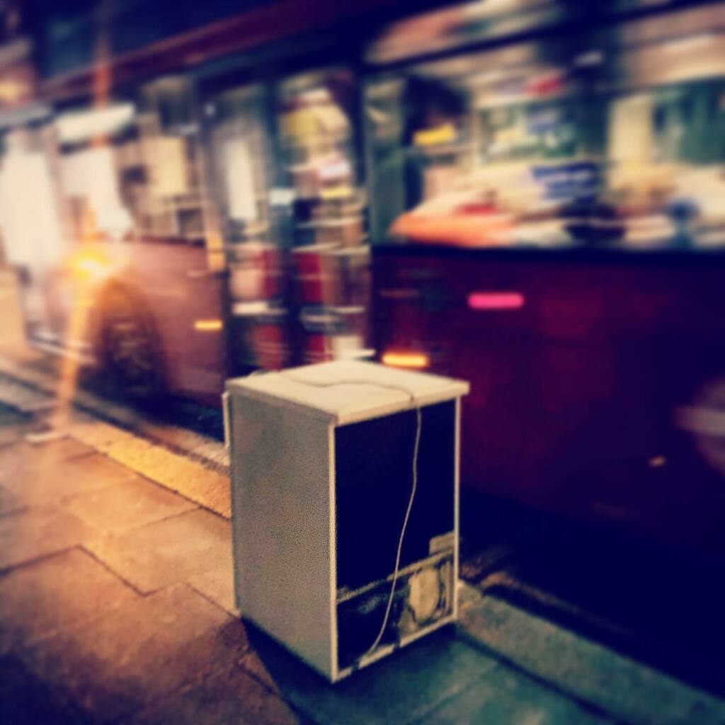 saffronkiddy's tweet photo. Curbside.... fridge journeys...

#london #fridge #fast #movement #night #nightphotography #nightlondon #streetphotography #londonstreet #nightstreet #tflers #londonbus #fridgesituation #curbsidepickup  #curbyourenthusiasm #curbside #londoncurbside #holbo… https://t.co/LVvtWGKXAy https://t.co/MTnnvKkYxZ