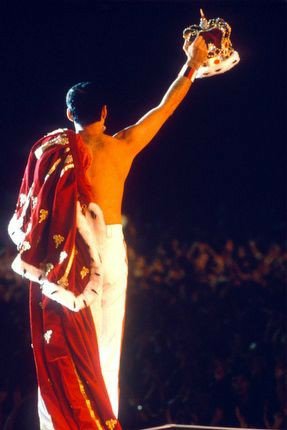 heavenforqueen's tweet photo. lendas nunca morrem, e você com certeza é uma das maiores lendas que já passaram por essa terra #HappyBirthdayFreddieMercury https://t.co/LDyOnY7IjK