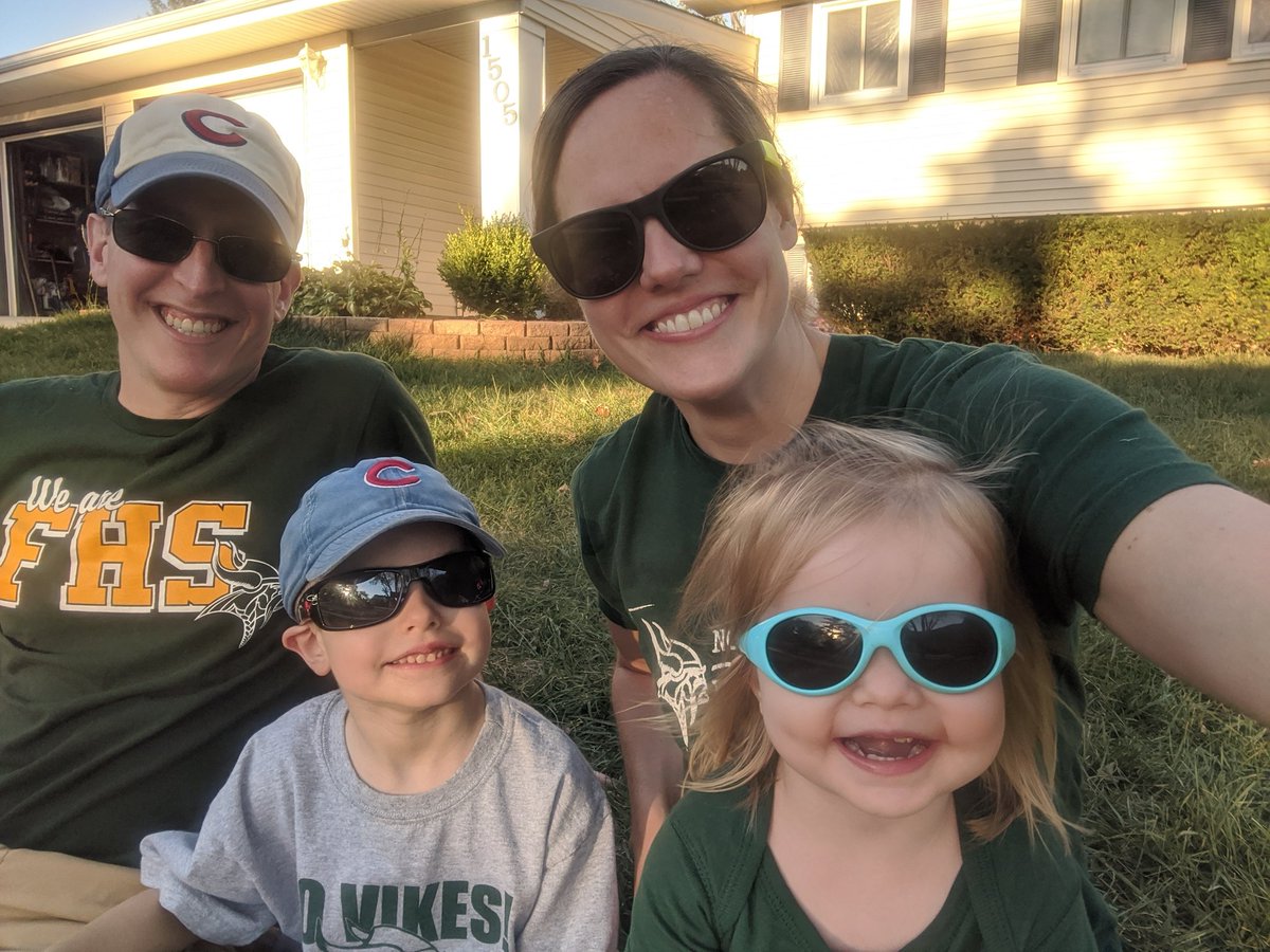 MrsGiegler's tweet photo. The whole family agrees...Fridays are for green and gold! #FHSspirit @FremdScience @FremdVikings https://t.co/7jZyGYUJiT