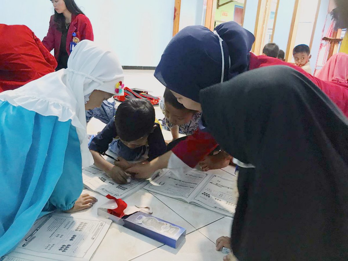 JatiPmm's tweet photo. Pada Hari ke-11 dilaksanakan proses bimbingan belajar bahasa inggris yang dihadiri oleh 18 siswa SDN GUNUNGJATI 3 serta dilakukan bimbingan belajar dirumah.
@RZLf4ris
#pmm #UMM #dppmumm #pmmgunungjati #pengabdianmasyarakat #universitasmuhammadiyahmalang #FIKESUMM https://t.co/NGk6Cu9ji3