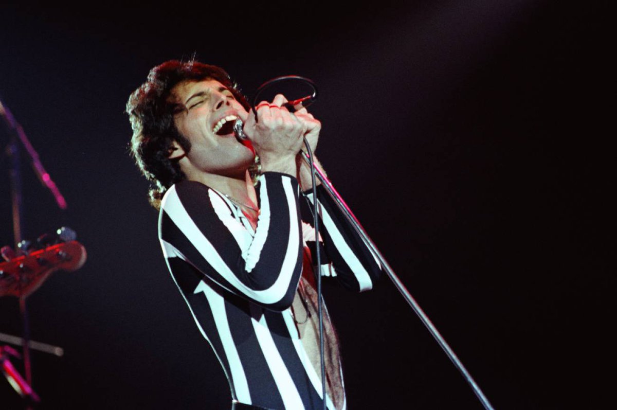 briisaah_'s tweet photo. Feliz cumpleaños su majestad, te fuiste muy pronto pero de igual manera siempre serás eterno  #HappybirthdayFreddieMercury https://t.co/zgqpm43Zvf