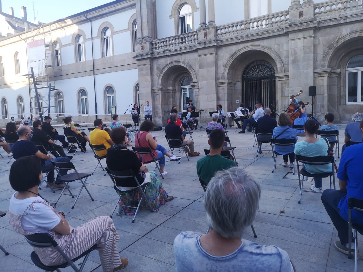 vicedepulugo's tweet photo. No concerto de @lucusensemble na Praza de San Marcos. Que alegría ver as rúas cheas de #cultura https://t.co/53jBRehcYC