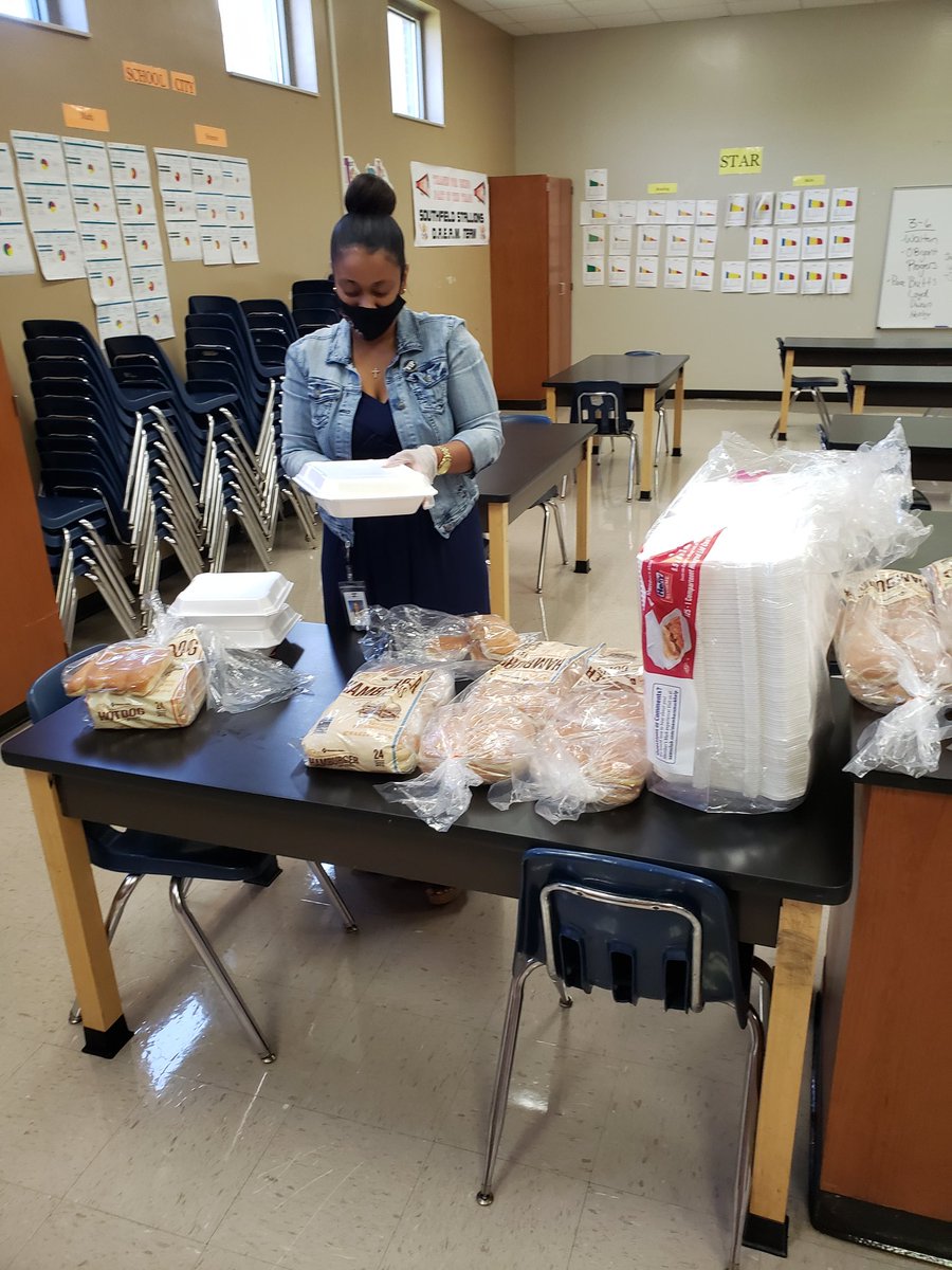 LaneyShavone's tweet photo. We truly have the best principal! Our entire staff has been in overdrive preparing for Tuesday's virtual opening. Yet, she (Janice Sharpe) stayed up all night cooking for her staff of 110+ as a token of her appreciation. #stallionstrong #vipproud #cultureandclimatematters https://t.co/PzBKn7n6yG