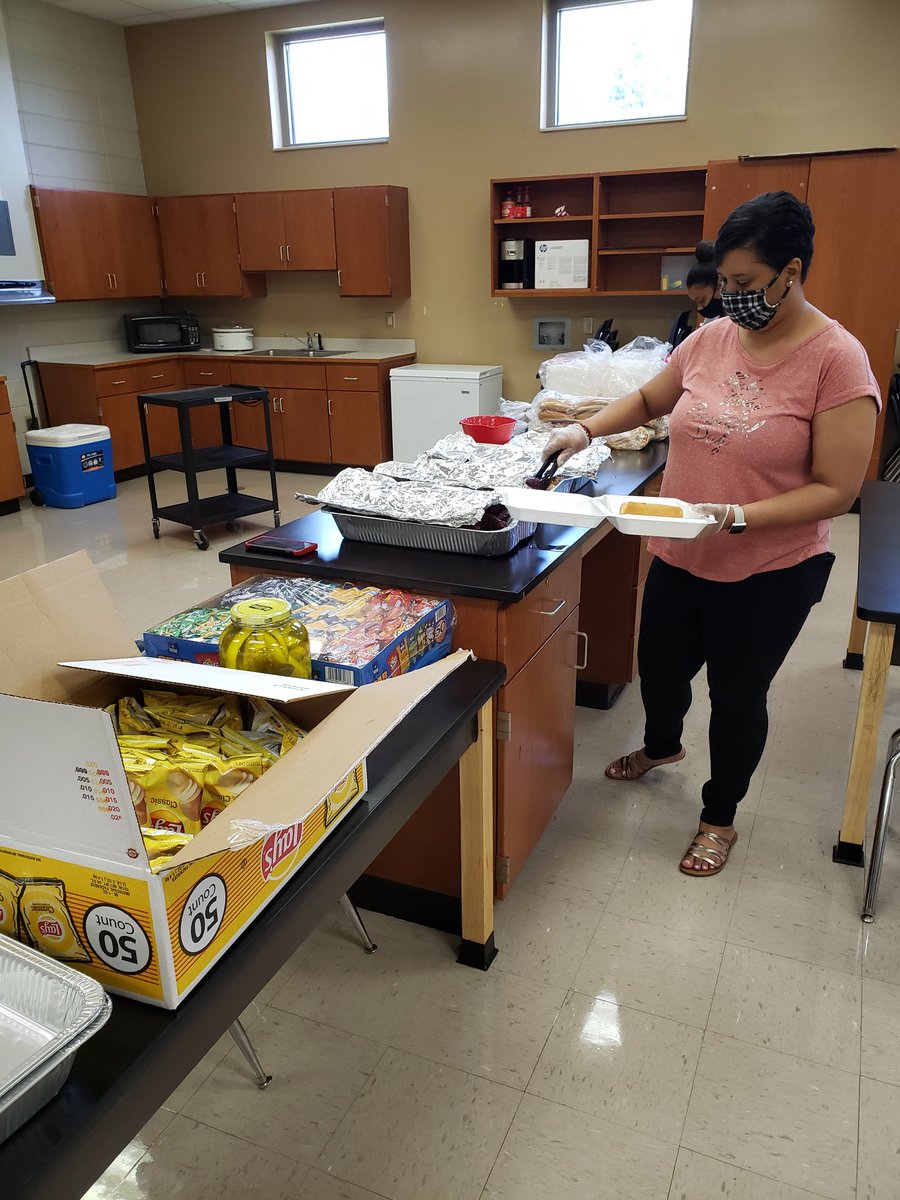 LaneyShavone's tweet photo. We truly have the best principal! Our entire staff has been in overdrive preparing for Tuesday's virtual opening. Yet, she (Janice Sharpe) stayed up all night cooking for her staff of 110+ as a token of her appreciation. #stallionstrong #vipproud #cultureandclimatematters https://t.co/PzBKn7n6yG
