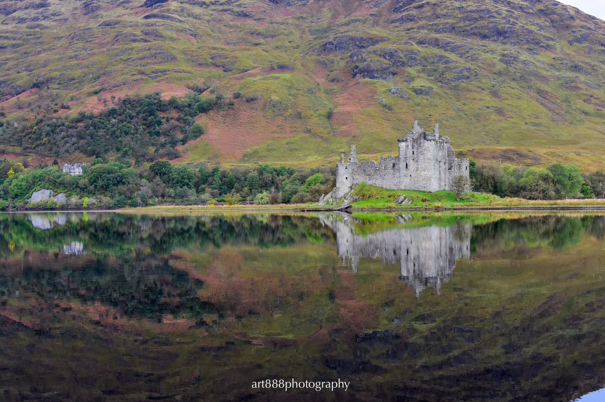 Shame about the power cables at Kilchurn Castle. Is picture two a winner....? @VisitScotland @StormHour @ThePhotoHour #kilchurncastle