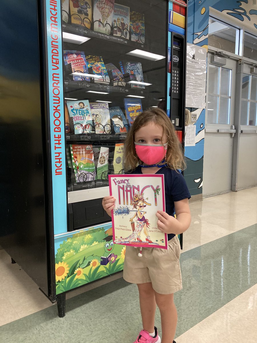 MaryBryantElem's tweet photo. These Feel Good Friday Prize Winners loved selecting their book from the Book Vending Machine this morning! #TeamBryant #allinforthewin @elisesuarez @SteveCona @HillsboroughSch https://t.co/CgodUK5BSL