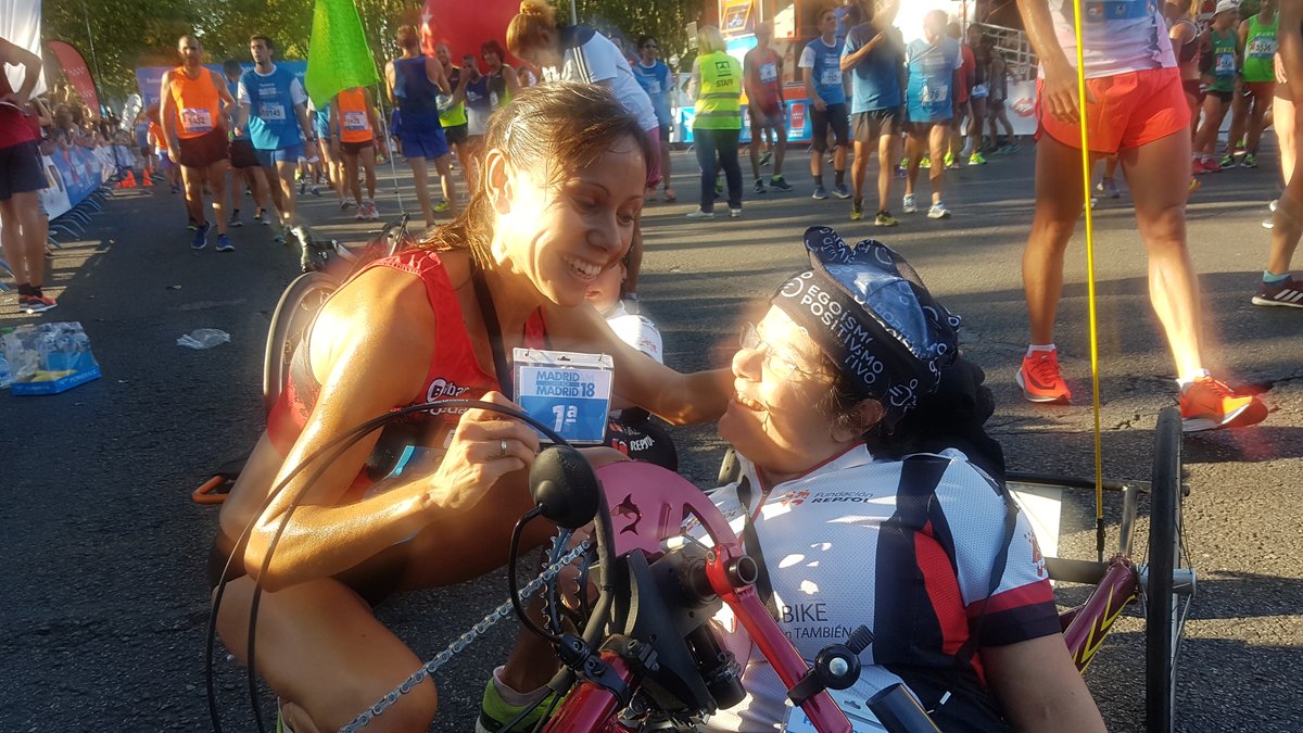 matillavm's tweet photo. @MadridCorre @JaviHds42k @azucenadiaz42 @deportecmadrid @MadridxDeporte @cfisiomad @BancoSabadell @AD_MAPOMA Azucena este año no podrá ser y no veas como lo siento pero del año que viene que no pase que repitamos foto y abrazo #MAPOMArunners #Run4funconamigos #kmsporalimentos #losueñosnosecumplensentrenan https://t.co/HvZfB3t3RL