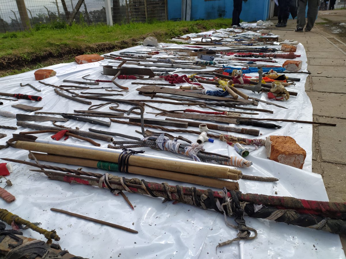 Minterioruy's tweet photo. Cifras finales de lo incautado en la requisa general en la Unidad N° 3:

440 cortes de fabricación carcelaria
24 litros de bebida fermentada ("escabio")
8 teléfonos celulares
9 g de marihuana
8, 8 g de pasta base 
3 plantines de marihuana

#INR https://t.co/gl0VgM82MX