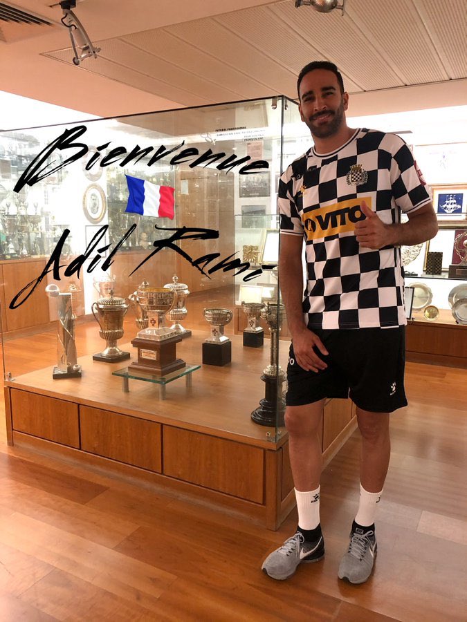 ActuFoot_'s tweet photo. OFFICIEL ! Adil Rami signe au Portugal, à Boavista.

📸 @boavistaoficial https://t.co/YLtqWXjNNe