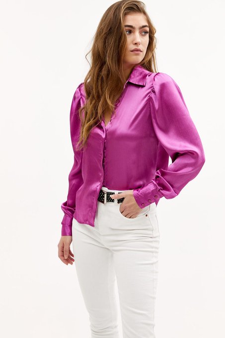 I sooo love this blouse xx https://t.co/VLOUQObJ9i<a href="/tag/satin"class="tags"><span>#satin</span></a>