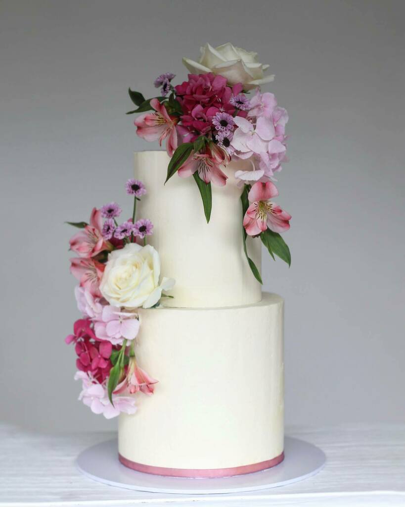 Floral buttercream Nikkah celebration cake from the weekend! 🌺
.
.
#floralcakes #buttercreamcake #nikkah #nikkahcake #engagmentcake #agd #womenscakes #cakesforher #birthdaycakes #smbccake #sheffieldcakes #cakephoto #buttercreambirthdaycake #luxuryeve… instagr.am/p/CEue5TbgBmC/