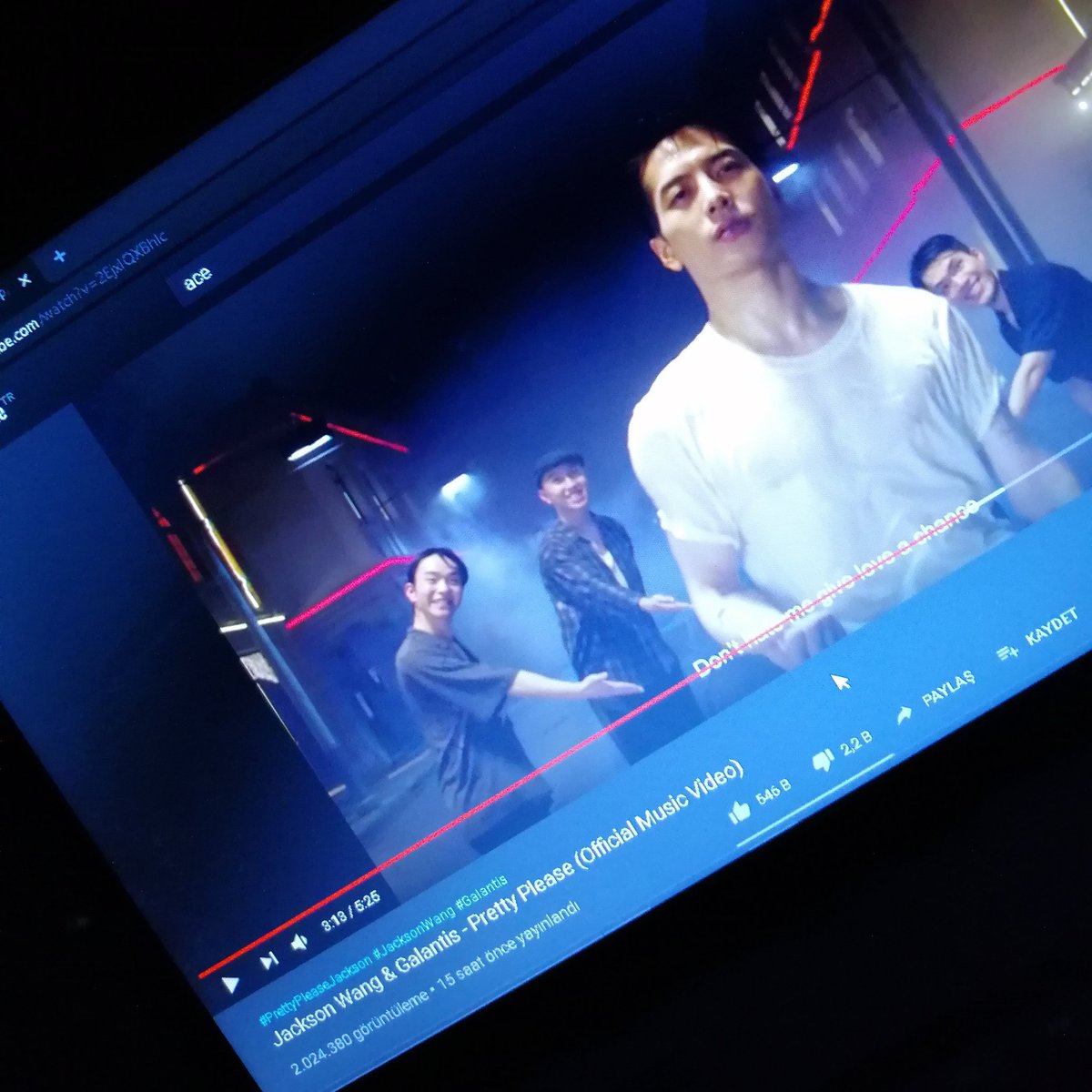 mattbeoldvan's tweet photo. jackson wang - pretty please
oncelikle jackson'un tatlistigi ve karizmatikliginin nasil bir arada olusunu konusabilir miyiz.. sarki tam rnb tarzinda ve klip assiri tatli.. jackson islak saclari ve tisortuyle dans ediyor.. izleyin izlettirin https://t.co/9eWiGT7G76