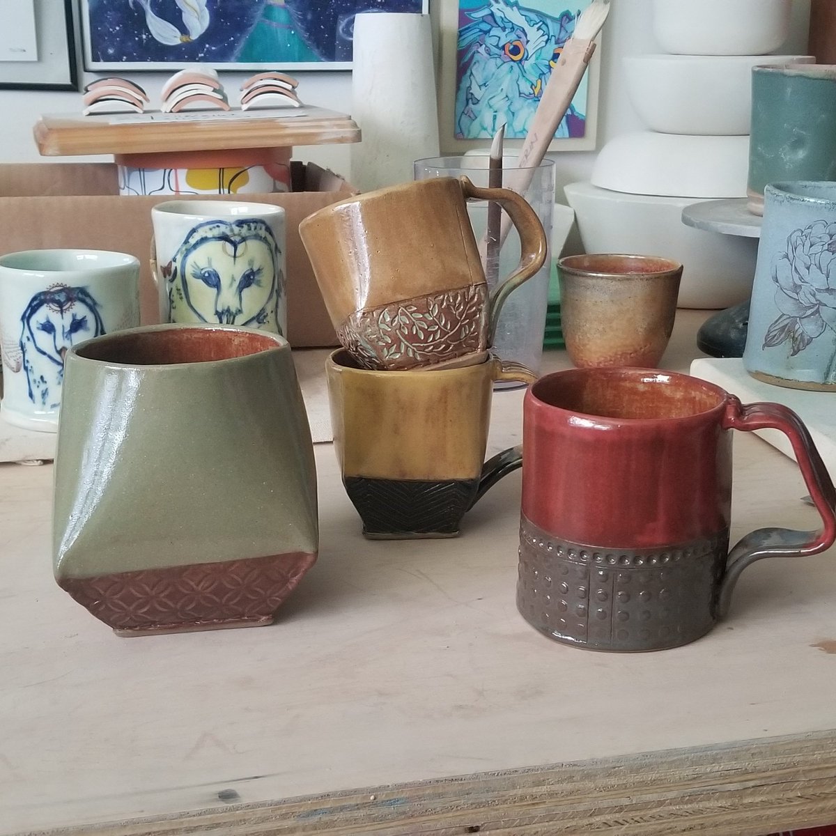 OrngeConeStudio's tweet photo. Test glaze on forms was a success! Up next decals 😁😎 #WIP #ceramics #pottery #handbuilt #slabs #cups #mugs #planters #midrange #texture #testrun #glazed https://t.co/dasBQR6kZt