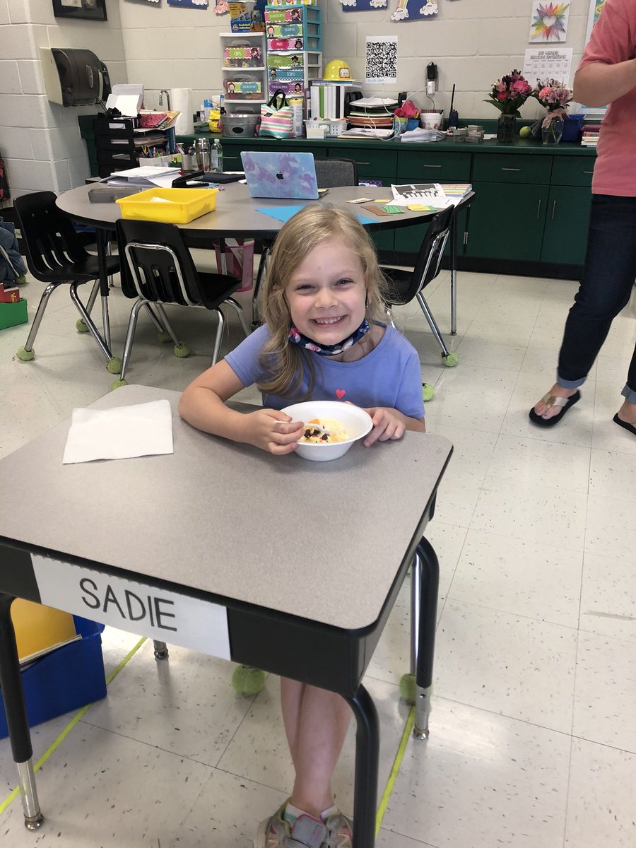 sballmomof17_12's tweet photo. BSE PTA is treating our students for national “Eat an Extra Dessert” Day! #FaceLiftFridays @BaileyBears05 https://t.co/NK1kWh78wz