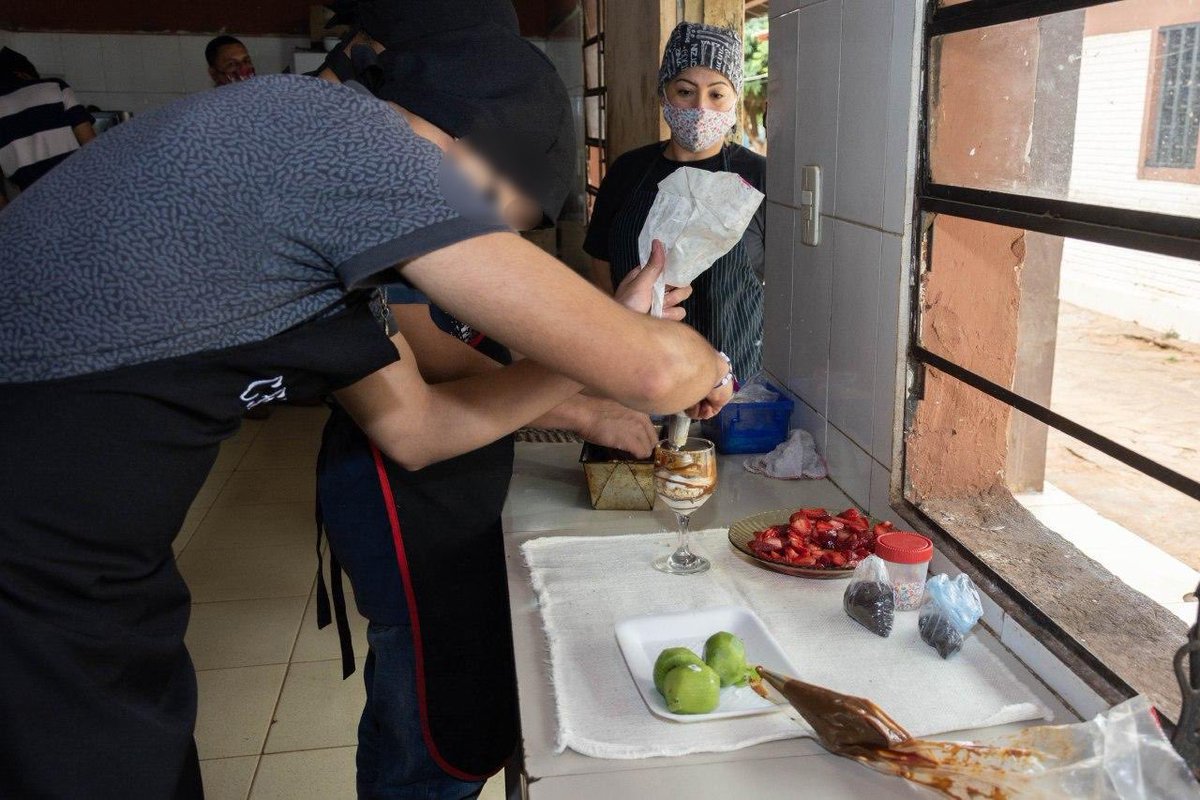 MJusticiaPy's tweet photo. Como parte de los Programas de #ReinserciónSocial del #MJ, Adolecentes en conflicto con la Ley Penal del #CEILE de Itauguá aprenden a elaborar panificados y productos de repostería. Info completa 👉https://t.co/MqlIHWHpDb https://t.co/MpSyrTySkn