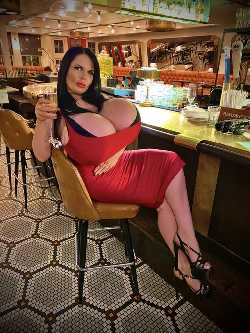Out on the town last night. https://t.co/dhmb1HYQHe