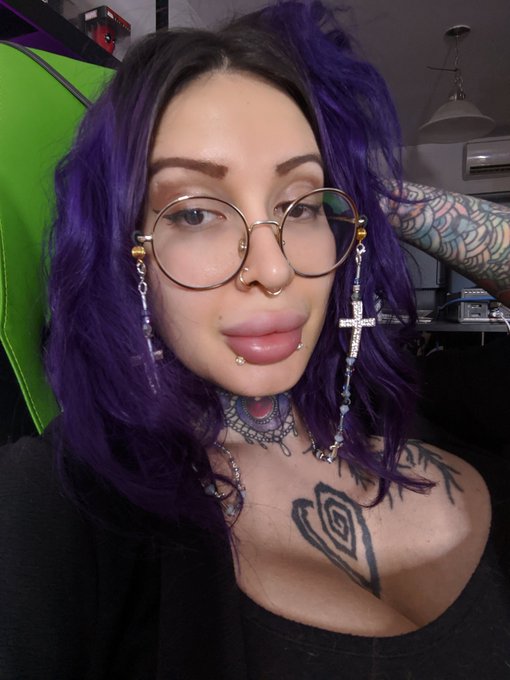 It's my live tonight on https://t.co/lhPJZsWZzY ... What should I bring/wear? #glam #Glasses #glamourmodel<a href="/tag/cute"class="tags"><span>#cute</span></a><a href="/tag/glamourmodel"class="tags"><span>#glamourmodel</span></a><a href="/tag/glam"class="tags"><span>#glam</span></a><a href="/tag/hot"class="tags"><span>#hot</span></a><a href="/tag/tattoo"class="tags"><span>#tattoo</span></a><a href="/tag/tattoos"class="tags"><span>#tattoos</span></a>