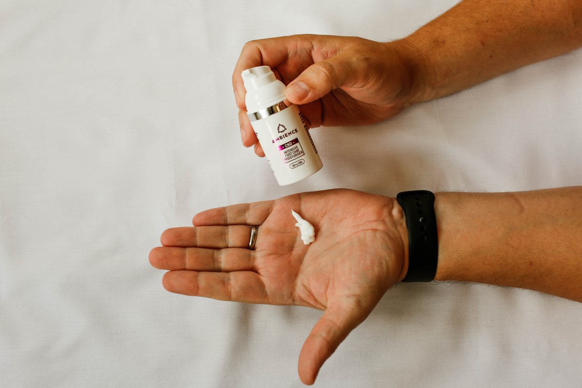 AmbienceCBD's tweet photo. LOOK AFTER YOUR FEET....
A nourishing rich foot &amp; heel cream designed to help combat dryness, perfect for tired feet or dryer heels. Sunflower seed, jojoba oil and 50mg of premium CBD provide deep hydration. #cbd #pedicure https://t.co/5x5qDyvGZV