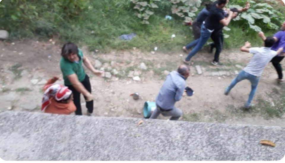 SadkGzel9's tweet photo. BUNDAN SONRA SOSYAL DENEYİMİNİZİ DİYARBAKIR URFA HAKKARİ BATMAN SİİRT TE DEGİL BATIDA YAPIN İNSANLIK ÖĞRENSİNLER
MARDİN DEN SAKARYA YA FINDIK TOPLAMAYA GİDEN İŞÇİLER İŞVEREN VE KÖYLÜLER TARAFINDAN DÖVÜLDÜLER https://t.co/LGNNEOZn2R