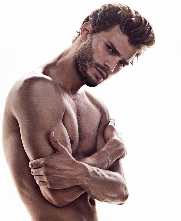 GoAskSaraa's tweet photo. Goddamn ๐คค๐ฎ๐ช #JamieDornan #thosemuscles #hotaf https://t.co/NLtCYeY9S2