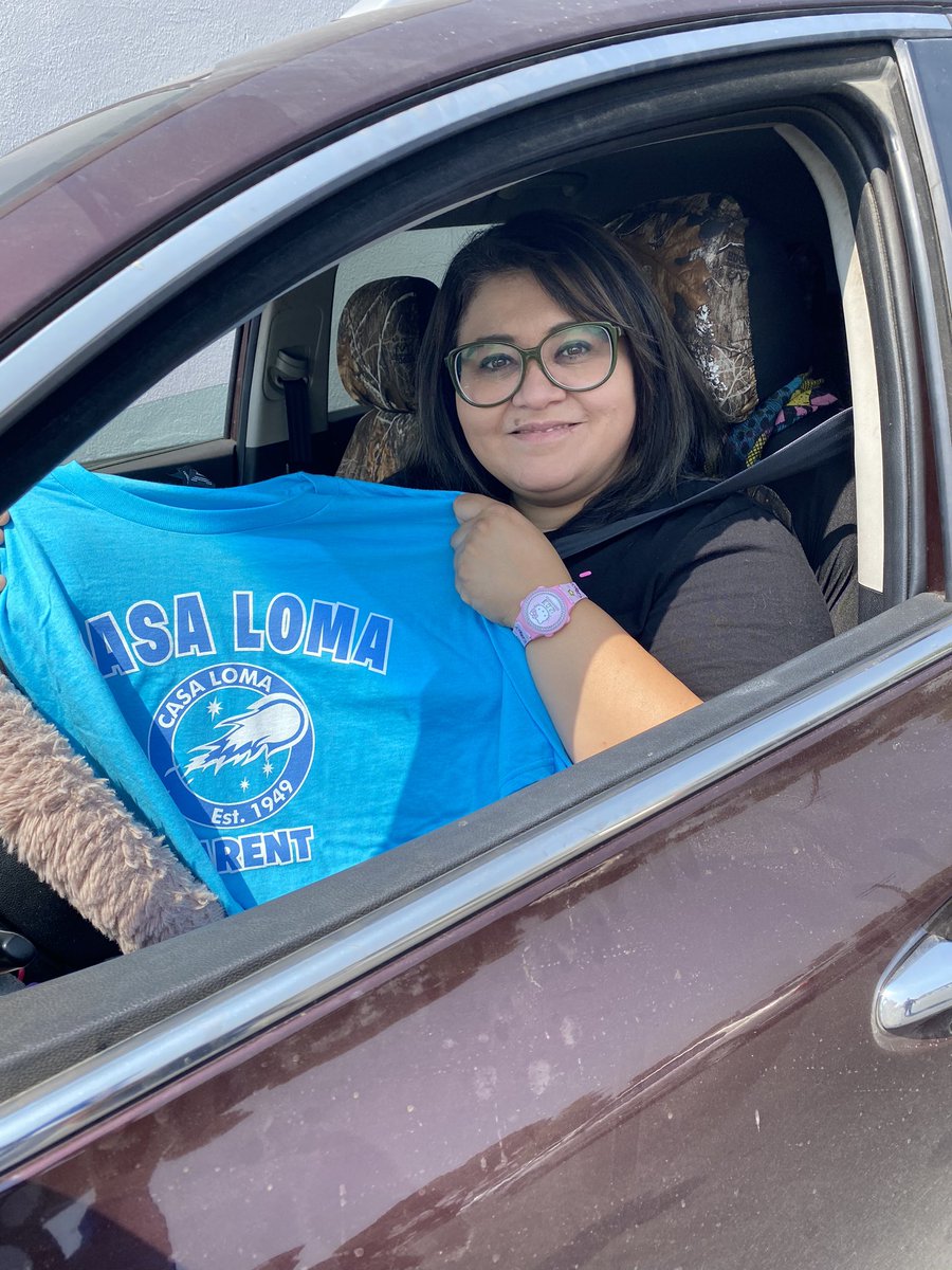 StephanieCee91's tweet photo. A little surprise for the parents of some winners that they claimed their reward for checking in on time 💙 @CasaLomaBCSD @CasaLomaFace https://t.co/HYGRNptOUq