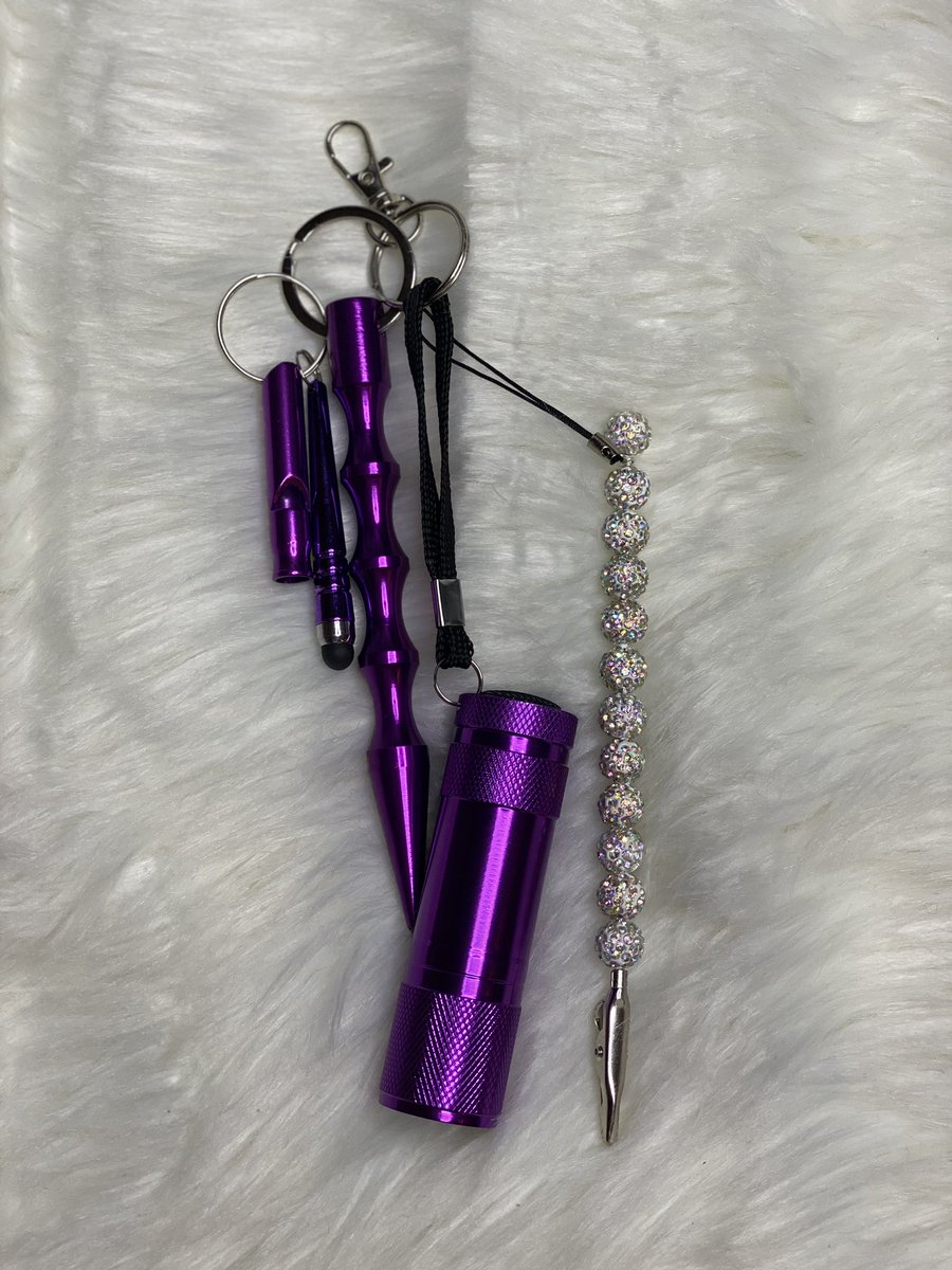 Itsjust__bella's tweet photo. My name is Lizzy im the owner of Honey Dip Accessories 🍯I got tired of making my son swipe my card at the gas pump so i figured out how to do it &amp; made it cute 🥰 Its A Card Grabber, self defense stick, Emergency whistle, LED flashlight &amp; Stylus. https://t.co/ltcR25JRfO https://t.co/MZEG2MOVQn