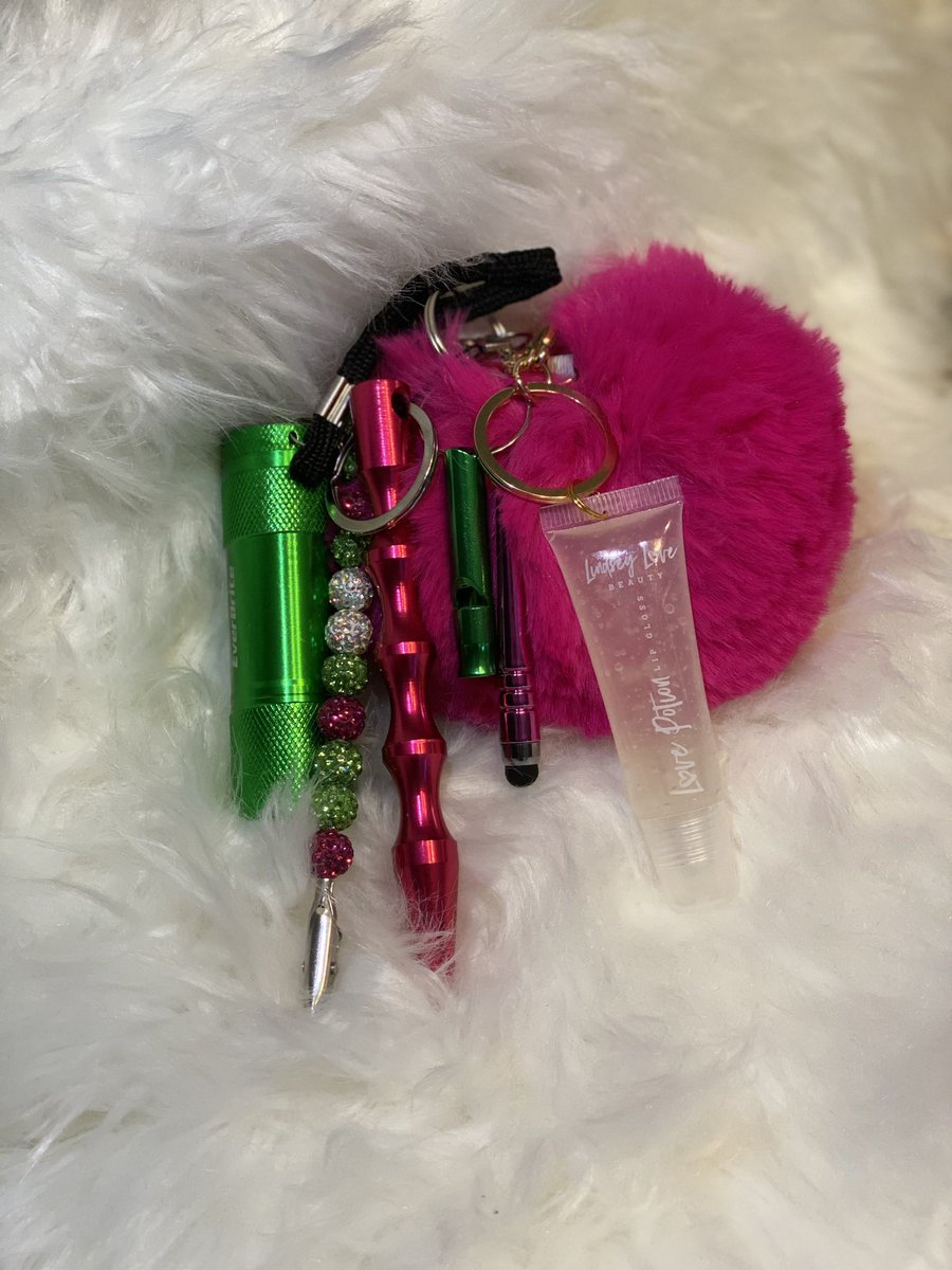 Itsjust__bella's tweet photo. My name is Lizzy im the owner of Honey Dip Accessories 🍯I got tired of making my son swipe my card at the gas pump so i figured out how to do it &amp; made it cute 🥰 Its A Card Grabber, self defense stick, Emergency whistle, LED flashlight &amp; Stylus. https://t.co/ltcR25JRfO https://t.co/MZEG2MOVQn