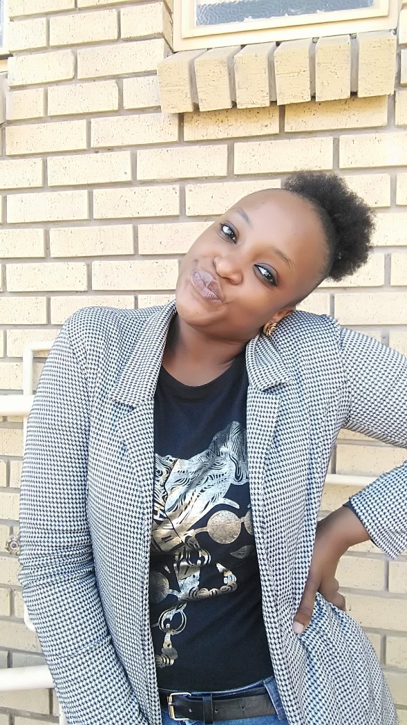 KayBeeMash1's tweet photo. My hair doesn't need to be fixed. Clicks' view of beauty is what's broken. This is not "Dry and Damaged hair" but a natural crownπ.
#ClicksMustFall #RacismMustFall #LoveThyFro https://t.co/YMxJONpqlv