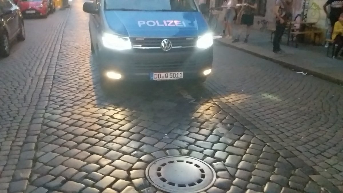 SDemokratie's tweet photo. Polizei in #Dresden filmt Demonstranten bei der Kundgebung gegen Polizeikontrollen und Polizeigewalt. #copwatchdd #polizei https://t.co/vIqCHndXRZ