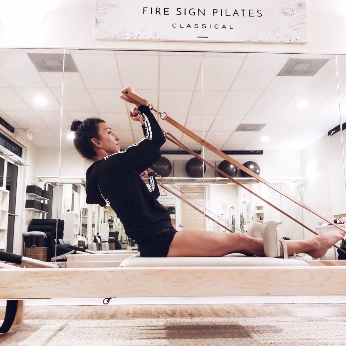 FireSignPilates's tweet photo. Lift and lean. 
#pilates #classicalpilates #contrology #corestrength #powerhouse #workout #rowing #rowingat90 #pilatesstudio #reformer #gratz #gratzreformer #teamgratz #firesign #firesignpilates #stuartflorida #soflo https://t.co/bB4lt2YxC9