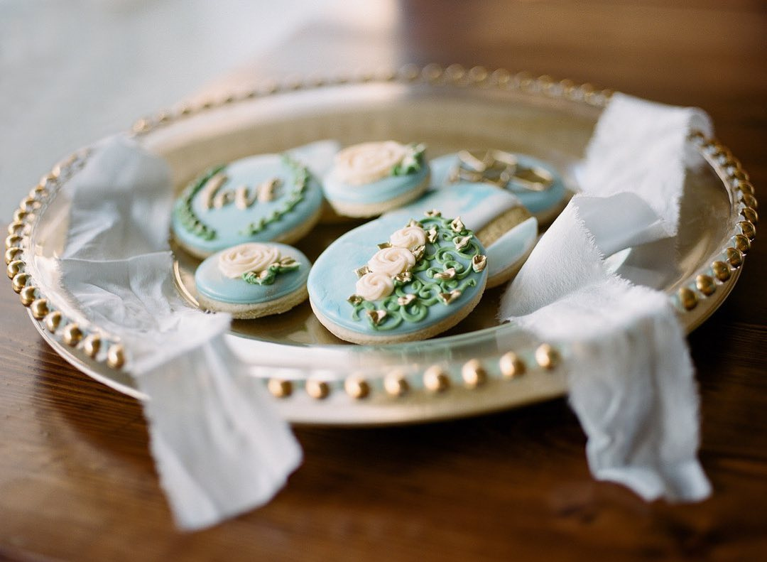 BridalFantasy's tweet photo. What is your favorite dessert choice for weddings?
Source @ericarobnettphotography
#cakealternative #weddingdesserts #weddingcookies #cake #love #dessert #bridalfantasy #bridalfantasymagazine #bfbride #yycwedding #yegwedding #albertabride #weddingplanning #gettingmarried2020 https://t.co/NNiSpNEnko