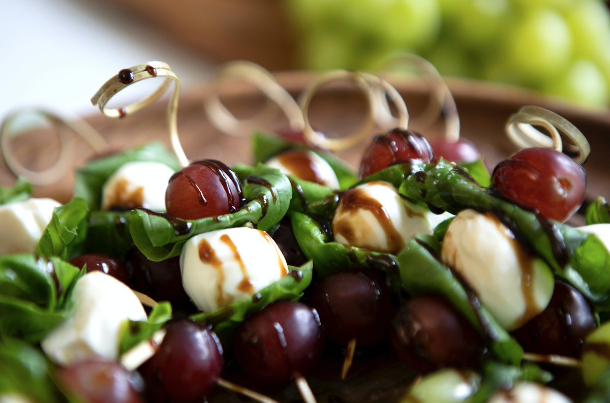 farmstarliving's tweet photo. Another fresh side-dish for your #LaborDay cookout: Grape Caprese Skewers!🍇 So easy that the kids can even help out with this one. This new, fruit-forward spin on a caprese brings this classic combo new flavor.  https://t.co/NMz4HF9e7x @DjForryFruit #LaborDayRecipes #Cookout https://t.co/y5VEyHWQA8