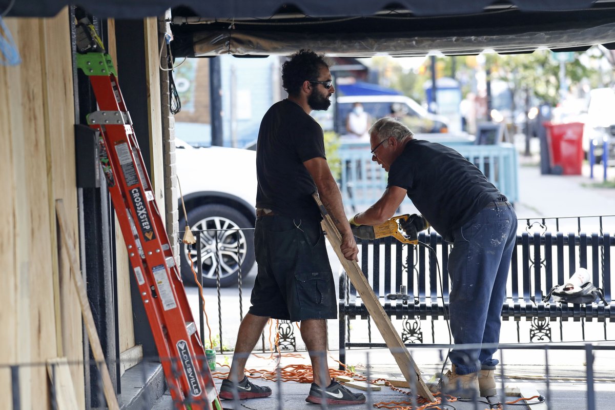 RobertKirkhamBN's tweet photo. Not taking any chances Hertel Ave. businesses including #MTPockets tavern and #ImagineSalonDaySpa boarding up windows in anticipation of promoted #BLMprotests protests there tonight in Buffalo https://t.co/WlyoUgJk9L