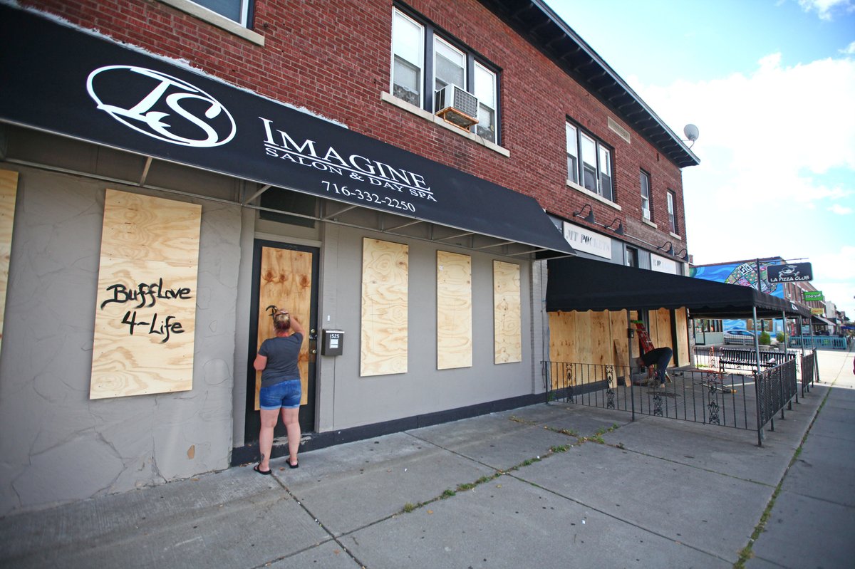 RobertKirkhamBN's tweet photo. Not taking any chances Hertel Ave. businesses including #MTPockets tavern and #ImagineSalonDaySpa boarding up windows in anticipation of promoted #BLMprotests protests there tonight in Buffalo https://t.co/WlyoUgJk9L