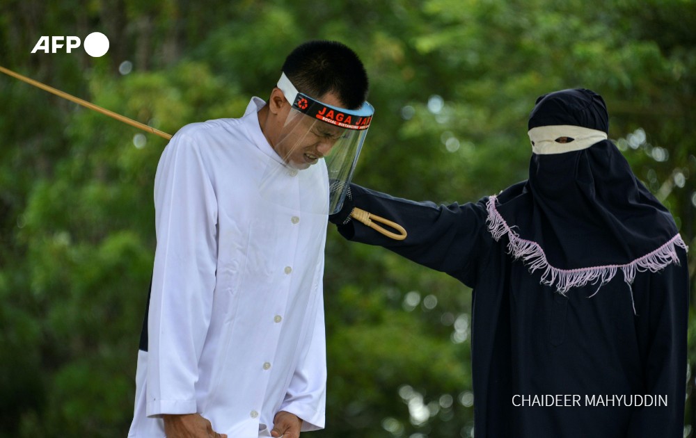 AFPBrasil's tweet photo. Homem enfrenta punição de 100 #chibatadas por ter feito sexo antes do casamento, na cidade de #Jantho, Indonésia. A província de #Aceh é a única região indonésia que aplica a #Sharia, rígida lei islâmica @AFPphoto por @mirroreye #Indonesia #sexo #coronavirus #Covid19 #pandemia https://t.co/viUKAbcafy