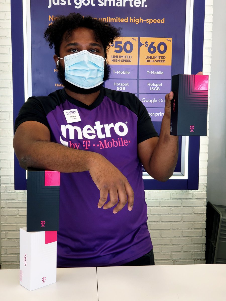 ChrisatMbT's tweet photo. New phones, New products! #tmobile #metrobytmobile #revvl @TMobile @MetroByTMobile https://t.co/v9cmXWD5nv