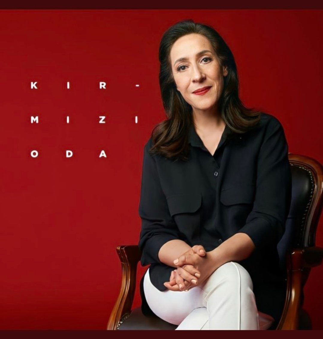 didoliii_'s tweet photo. Sen gerçekten her rolunun hakkını veren çok büyük bi oyuncusun Binnur Kaya👏🏼 🌹 #KirmiziOda https://t.co/gqiGhfs3YG