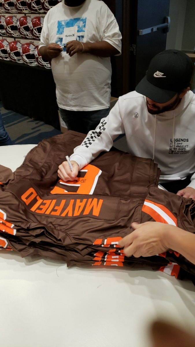 CLEMemorabilia's tweet image. We're going to give away this autographed Baker Mayfield jersey!

For a chance to win:

1.) Retweet this Tweet!
2.) Follow us!

We'll pick a winner on Monday 9/7!

Good luck!