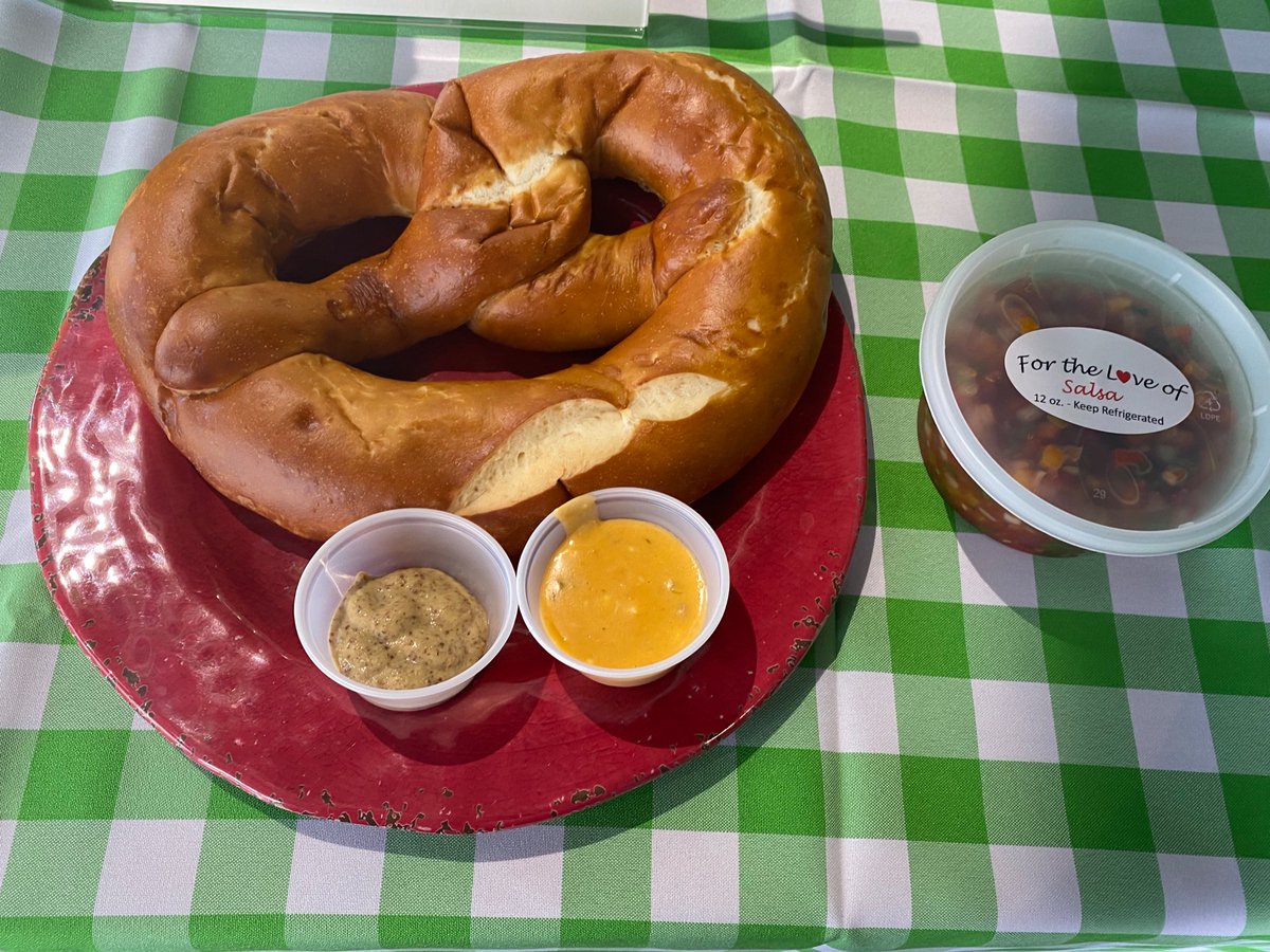 CollectiveTexas's tweet image. Come see these pretty ladies!!!! Get yourself the biggest pretzel I’ve ever seen! @TrueAnomalyBeer