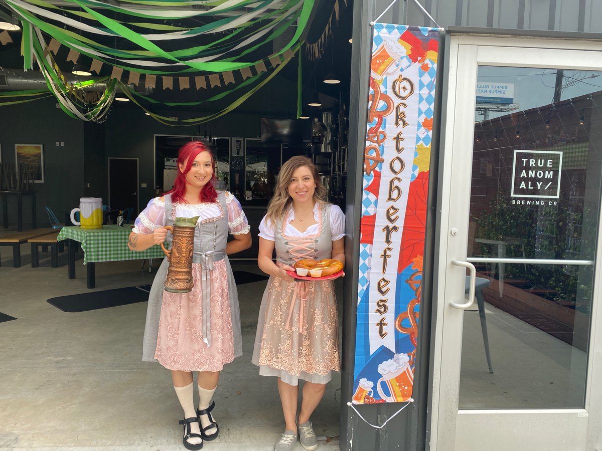 CollectiveTexas's tweet image. Come see these pretty ladies!!!! Get yourself the biggest pretzel I’ve ever seen! @TrueAnomalyBeer