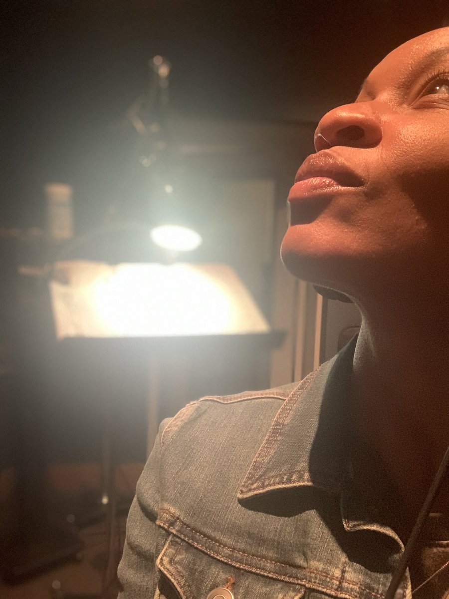 VO booths are always so quiet and serene.  I feel like thinking deeply 😌.  ...but honestly, in this pic I was just trying to find my light. 🤣❤️🎙

Thanks <a href="/CUTango/">charlieuniformtango</a> for a great session today!
#booked #voiceactor