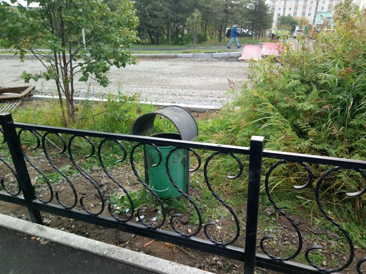 nats_975's tweet photo. На Парковой устанавливают заборы, но почему-то не захватывают деревья. В результате урны остаются за забором. #Магадан #Парковая #благоустройство #маразм https://t.co/ZL80Z9dKka