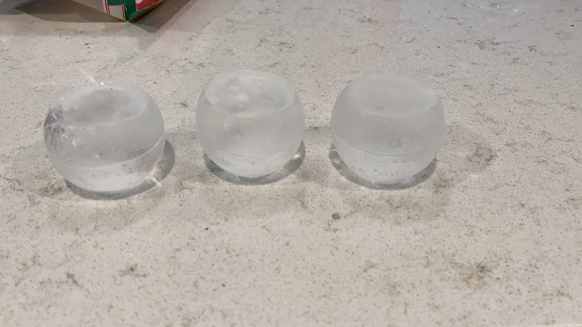 ElReyMN's tweet photo. @LGUSSupport is my craft ice supposed to be this flat on the top?? https://t.co/baQvKVf3V7