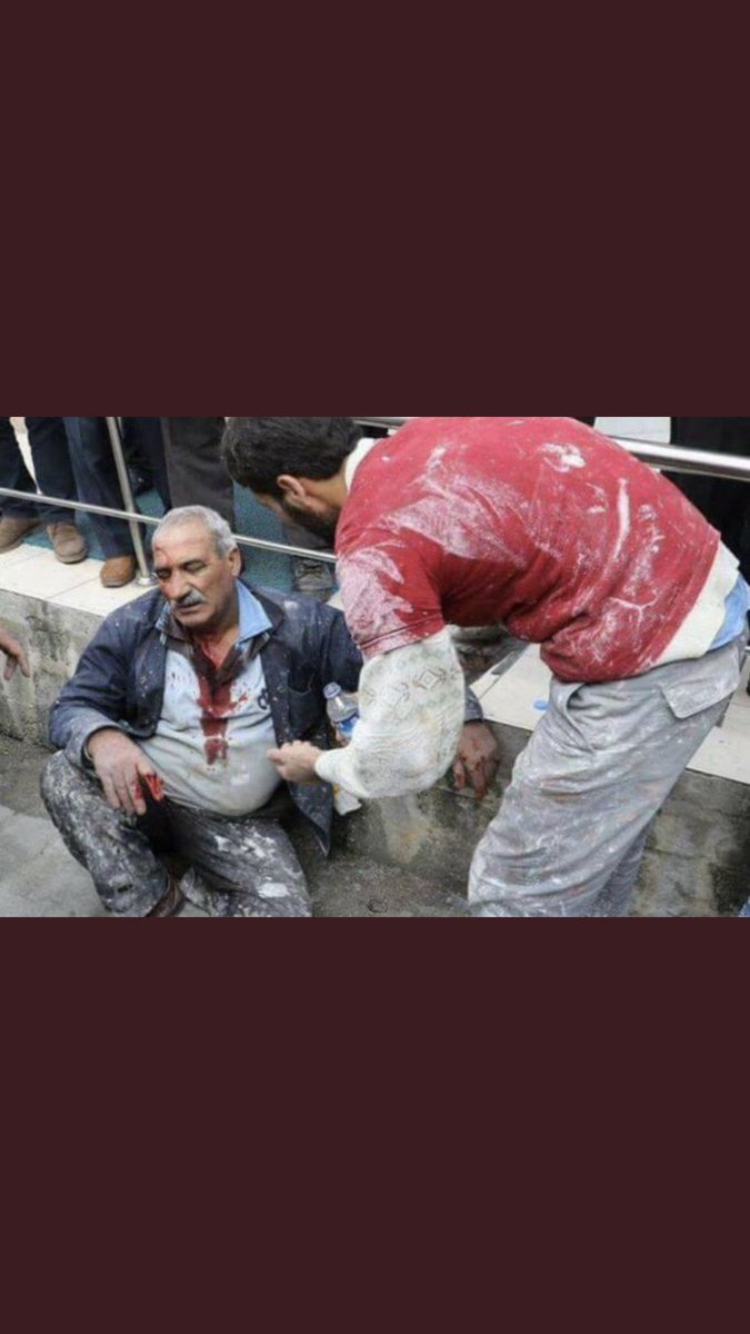 Berivanakn8's tweet photo. Bebek taşıyan masum bi anneye ekmeğinin peşinde olan bi babaya bile bunu yapacak kadar şerefsizsiniz masum insanlara yapılan şiddeti göz ardı edemezsiniz!!! #sakaryadaiscileresaldırı https://t.co/Z2v4F4uDhy