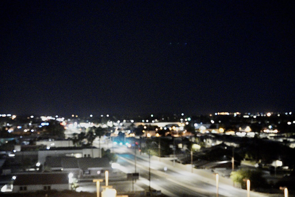 downthecorner's tweet photo. Took this blurry photo last night but some interesting lights came out 🤔 https://t.co/IrLJRCyjIH